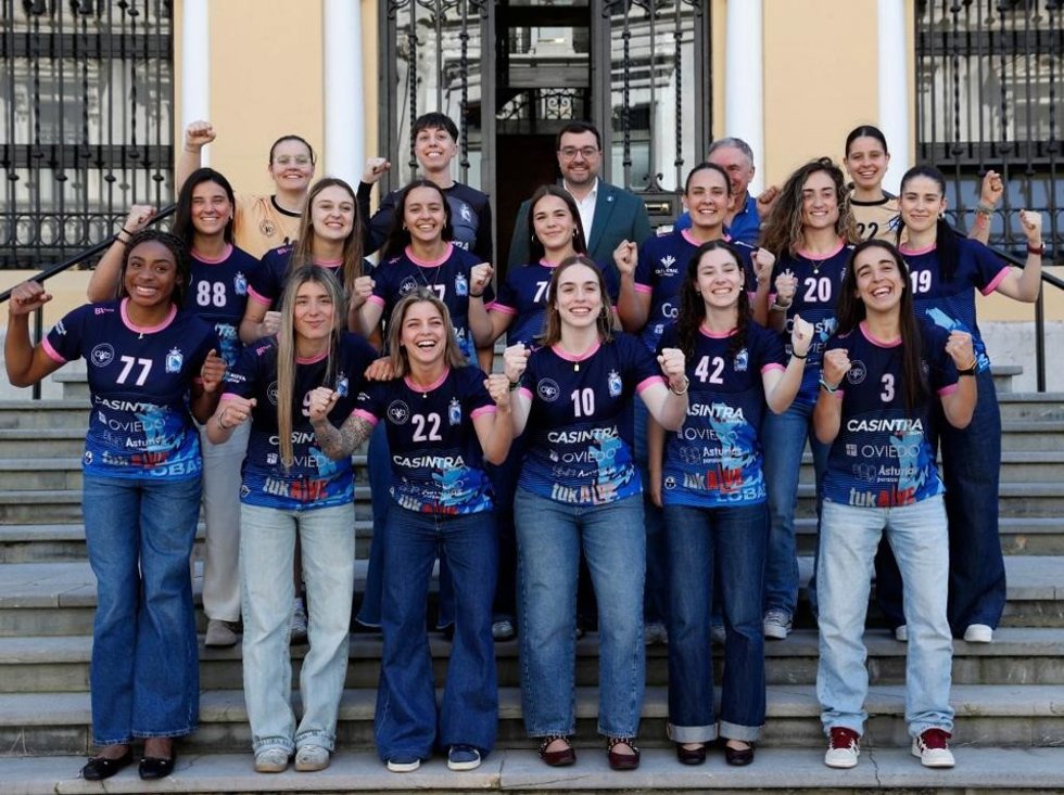 El presidente del Principado de Asturias, Adrián Barbón, (arriba en el centro en la imagen), durante la recepción al equipo Lobas Global Atac de Oviedo tras su ascenso a la Liga Guerreras Iberdrola, la máxima categoría nacional del balonmano femenino.