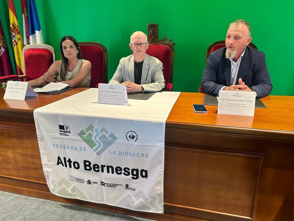 De izquierda a derecha, la vicepresidenta segunda de las Cortes y vicesecretaria del PSCyL, Nuria Rubio; el alcalde de La Pola de Gordón y presidente de la Reserva de la Biosfera Alto Bernesga, Antonio García y el diputado de Turismo, Octavio González.