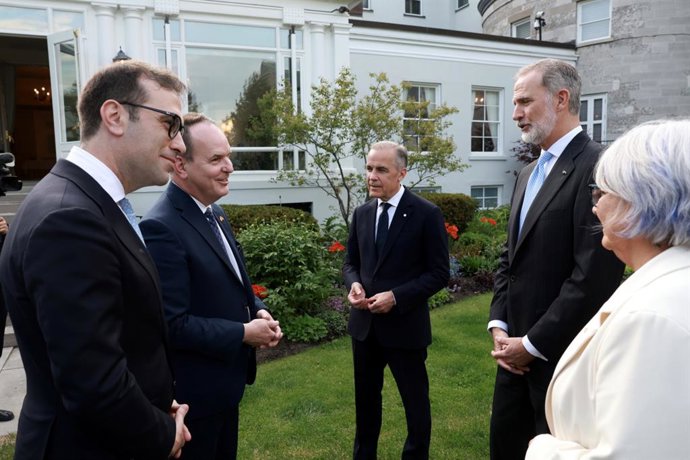 El Rey Felipe VI (2d) conversa con el primer ministro de Canadá, Mark Carney (c) y el vicepresidente primero del Gobierno y ministro de Economía, Comercio y Empresa, Carlos Cuerpo (1i) , a 20 de mayo de 2026, en Ottawa (Canadá).