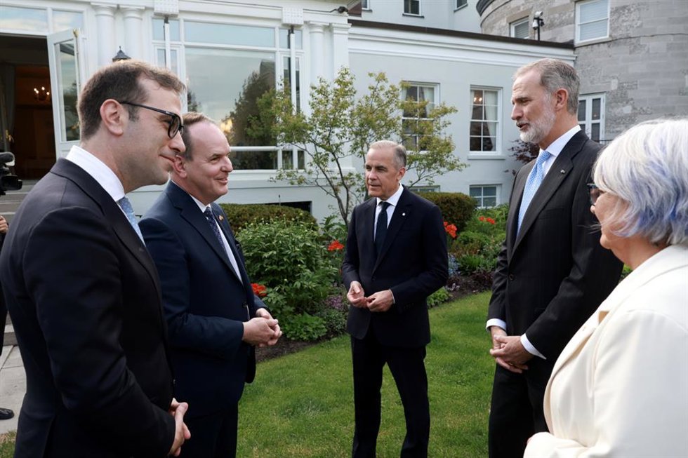 El Rey Felipe VI (2d) conversa con el primer ministro de Canadá, Mark Carney (c) y el vicepresidente primero del Gobierno y ministro de Economía, Comercio y Empresa, Carlos Cuerpo (1i) , a 20 de mayo de 2026, en Ottawa (Canadá).