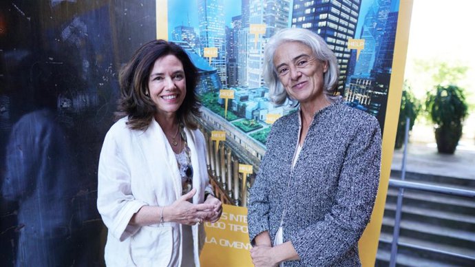 Las presidentas del COAS y del COAT tras la presentación del grupo de trabajo de arquitectura industrializada colaborativa.