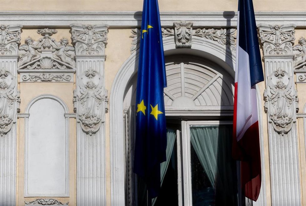 Archivo - Las banderas de la Unión Europea y de Francia