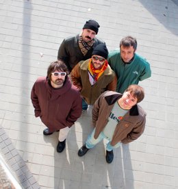 La banda Camellos actuará finalmente el 26 de septiembre en la Explanada del Palacio de Congresos de Granada dentro de la tercera edición de Ola Granada y en el marco de su gira de décimo aniversario.
