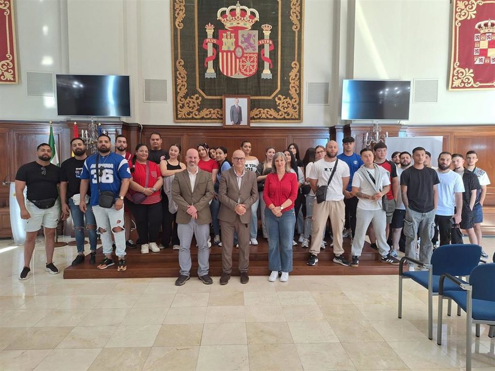 Responsables de la Subdelegación del Gobierno, junto a los asistentes a la jornada de puertas abiertas.