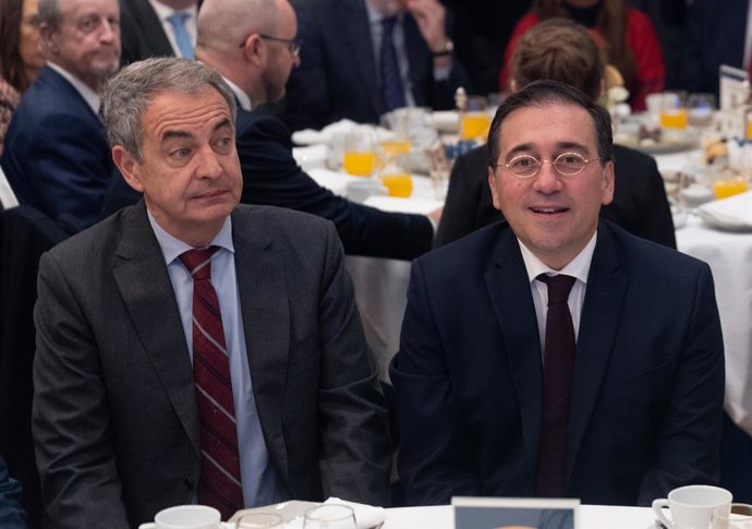 Archivo - El expresidente del Gobierno José Luis Rodríguez Zapatero (i) y el ministro de Asuntos Exteriores, Unión Europea y Cooperación, José Manuel Albares (d), durante un desayuno informativo organizado por Fórum Europa, en el Hotel Mandarin Oriental R