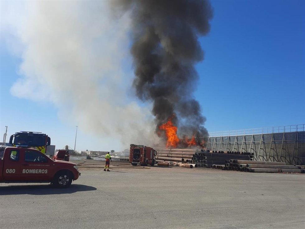 Incendio declarado en el Muelle de Pechina del Puerto de Almería.