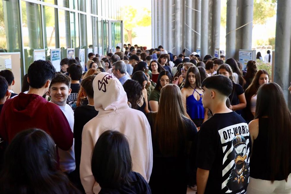 Alumnado participante en la quinta edición de 'Mi playa bonica' durante la jornada científica celebrada en la Universidad de Almería.