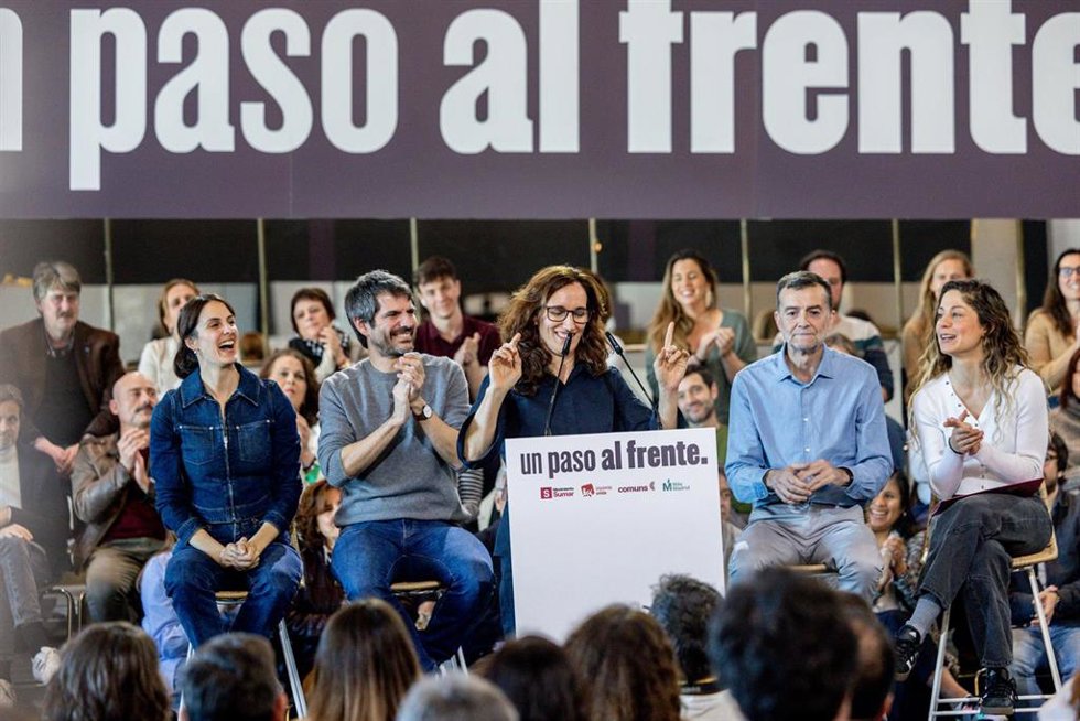 Archivo - La portavoz de Más Madrid en el Ayuntamiento, Rita Maestre (d), la ministra de Sanidad, Mónica García (c), el coordinador federal de IU, Antonio Maillo (2d), la coordinadora general de Sumar, Lara Hernández (d), y el ministro de Cultura, Ernest 