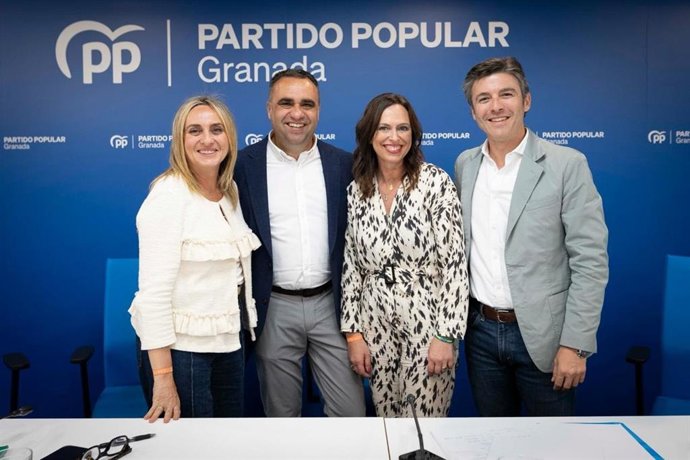 El presidente del PP de Granada, Francis Rodríguez, junto a la candidata 'popular' electa, número uno por la provincia, Rocío Díaz, la alcaldesa de Granada, Marifrán Carazo, y el secretari general de los 'populares' granadinos, Jorge Saavedra.