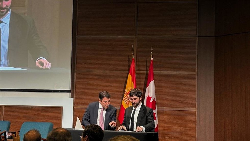 El director ejecutivo de Indra en Norteamérica, Jacinto Monge, y el cofundador y consejero delegado de Cohere, Aidan Gomez.