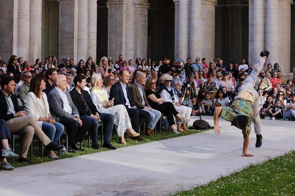 El alcalde de Valladolid, Jesús Julio Carnero, y la concejala de Educación y Cultura, Irene Carvajal, junto a responsables del festival, colaboradores institucionales y privados, y una amplia representación del sector de las artes vivas