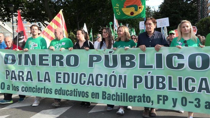 La secretaria general del PSOE Aragón, Pilar Alegría, en la cabecera de la manifestación, junto a los líderes de otras formaciones políticas de la comunidad autónoma.