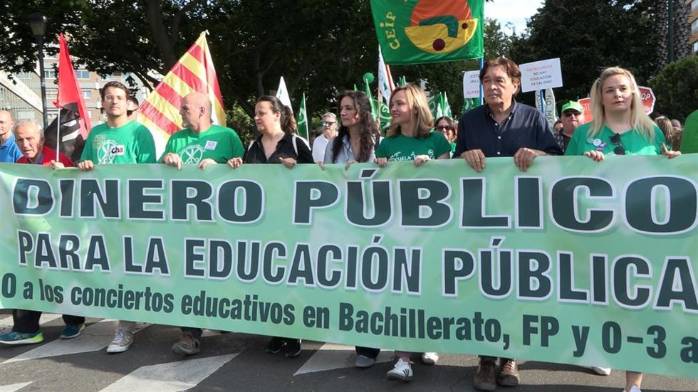 La secretaria general del PSOE Aragón, Pilar Alegría, en la cabecera de la manifestación, junto a los líderes de otras formaciones políticas de la comunidad autónoma.