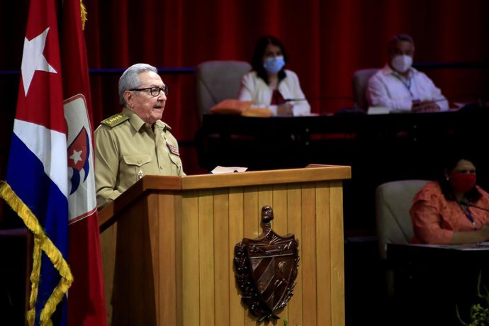 Archivo - Arquivo - (210417) -- HAVANA, 17 de abril de 2021 (Xinhua) -- O primeiro secretário do Comitê Central do Partido Comunista de Cuba (PCC), Raúl Castro, apresenta o relatório principal no dia de abertura do 8º Congresso do PCC em Havana, capital d