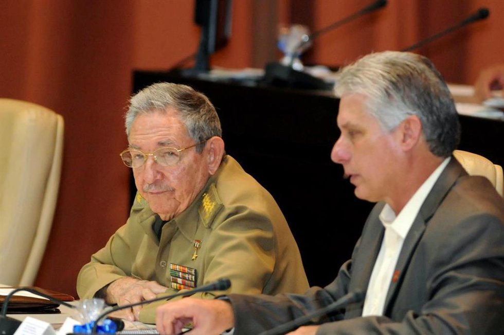 Archivo - Raúl Castro y el actual presidente de Cuba,  Miguel Díaz-Canel 