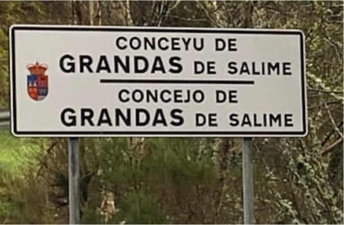 Axuntar critica el uso del asturiano en señales ubicadas en zonas gallegohablantes de Asturias