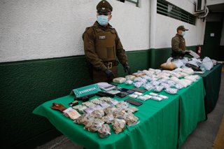 Santiago, 20 de mayo de 2026.  Por llamado de auxilio de un secuestrado, carabineros desbarata una red de secuestro y venta de droga en la comuna de El Bosque logrando rescatar a la victima y detener a 3 sujetos y la incautacion de armas y droga  Diego
