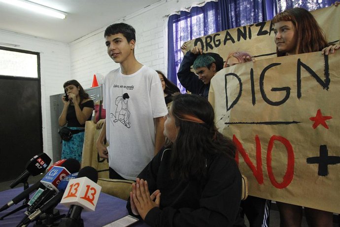 Santiago, 5 de febrero 2020 El vocero de la Aces Victor Chanfreau realiza un balance general de las movilizaciones por el fin a la PSU. Se denuncian irregularidades del proceso y se detalla el caso de la detencion de una integrante de la asamblea que