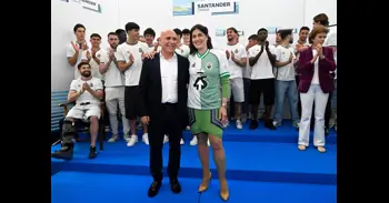 El Racing sale al balcón del Ayuntamiento e Igual dice que con el nuevo convenio "pensaremos en grande"