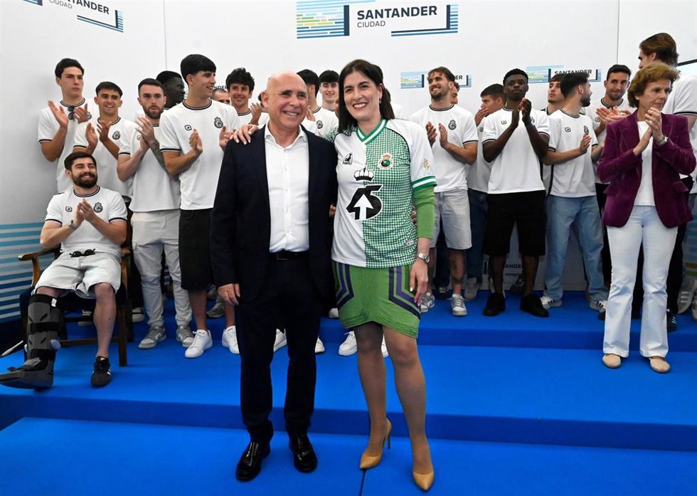 El Racing sale al balcón del Ayuntamiento e Igual dice que con el nuevo convenio "pensaremos en grande"