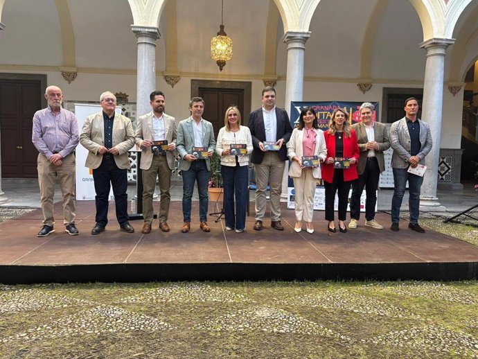 La alcaldesa, Marifrán Carazo, y el director de la cita, Vicente Coves, en la presentación del X Festival Internacional de la Guitarra.
