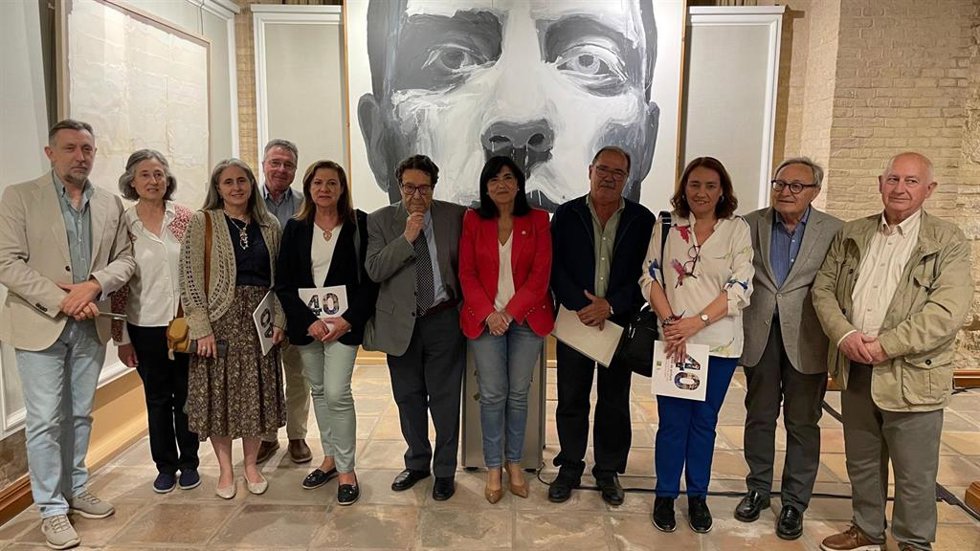 Fotografía familiar de la inauguración de la muestra que reúne los cuadros que han obtenido el Premio de Pintura 'Emilio Ollero' en sus 40 años de historia.