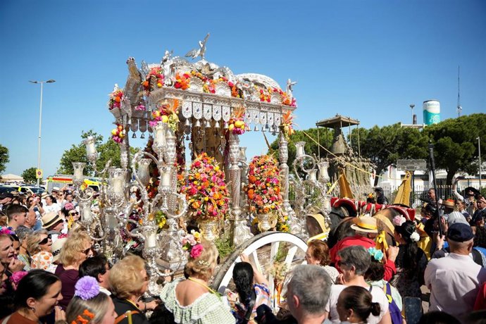 Romeros de la Hermandad de Sanlúcar de Barrameda embarcan en Bajo de Guía. 