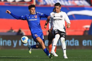 Futbol, Universidad de Chile vs Colo Colo Fecha 7, Liga de Primera 2025 El jugador de Universidad de Chile Javier Altamirano, izquierda, disputa el balon contra Claudio Aquino de Colo Colo durante un partido de primera division disputado en el estadio