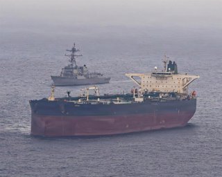 Un destructor de misiles de la Armada de EEUU intercepta un petrolero con bandera iraní en el mar Arábigo
