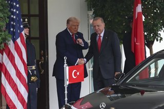 Archivo - September 25, 2025, Washington, District Of Columbia, United States: U.S. President Donald Trump (L) greets Turkish President Recep Tayyip Erdogan (R) upon his arrival at the White House in Washington, D.C., on September 25, 2025. The two leader