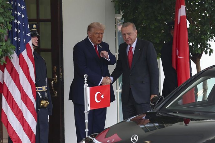 Archivo - September 25, 2025, Washington, District Of Columbia, United States: U.S. President Donald Trump (L) greets Turkish President Recep Tayyip Erdogan (R) upon his arrival at the White House in Washington, D.C., on September 25, 2025. The two leader