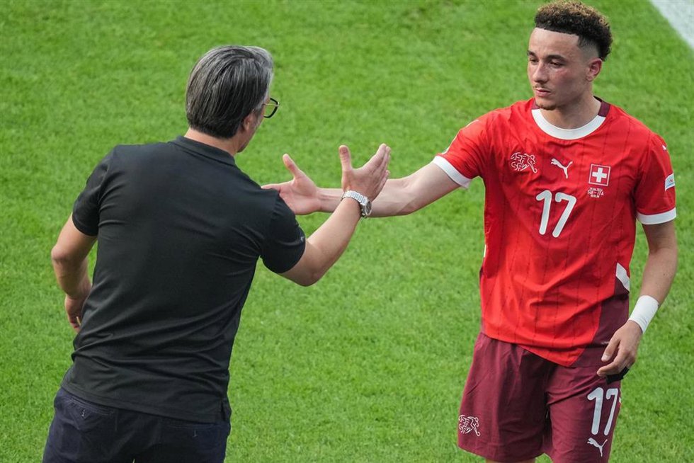Archivo - 29 June 2024, Berlin: Switzerland's coach Murat Yakin substitutes Ruben Vargas during the UEFA Euro 2024 round of 16 soccer match between Switzerland and Italy at Olympiastadion Berlin. Photo: Sören Stache/dpa