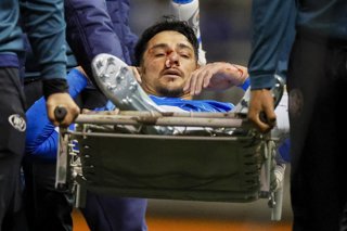 Futbol, Deportes Limache vs Universidad Catolica. Fecha 12, Liga de primera 2026. El jugador de Universidad Catolica Fernando Zampedri abandona la cancha en camilla durante el partido de la  Liga de primera contra Deportes Limache disputado en el estadio