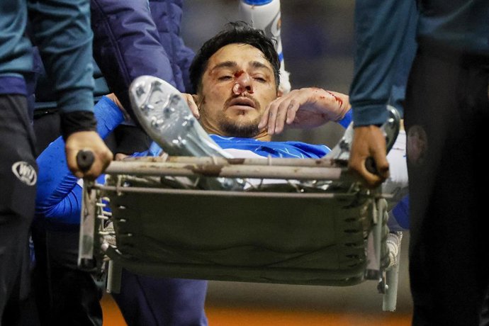 Futbol, Deportes Limache vs Universidad Catolica. Fecha 12, Liga de primera 2026. El jugador de Universidad Catolica Fernando Zampedri abandona la cancha en camilla durante el partido de la  Liga de primera contra Deportes Limache disputado en el estadio