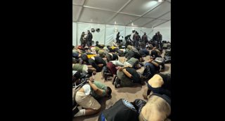 Miembros de la flotilla a Gaza detenidos y esposados en Israel