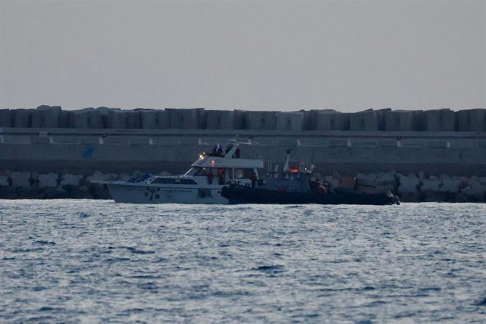 Archivo - Una embarcación de la flotilla de ayuda humanitaria con destino a Gaza (izquierda), tras ser interceptada por la armada israelí, es escoltada hacia el puerto israelí de Ashdod, Israel, el 19 de mayo de 2026