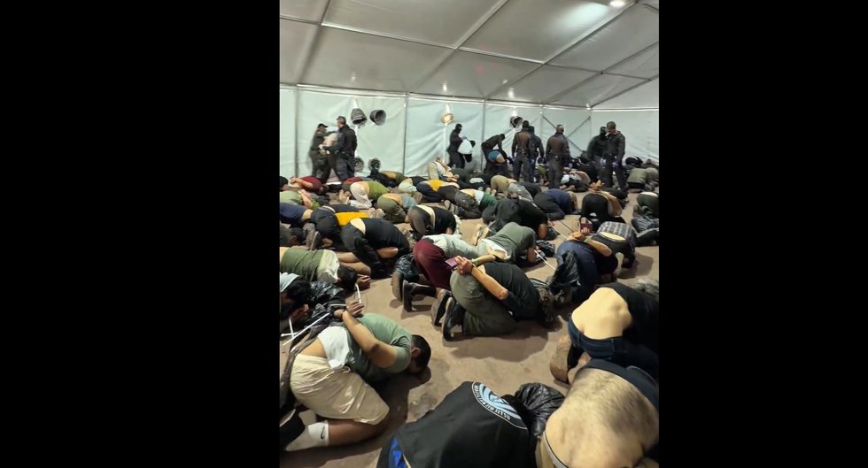 Miembros de la flotilla a Gaza detenidos y esposados en Israel