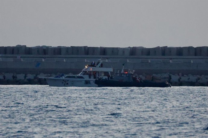 ASHDOD, 20 de maio de 2026  -- Um barco da frota de ajuda humanitária com destino a Gaza (à esquerda), após ter sido interceptado pela Marinha israelense, é escoltado em direção ao porto israelense de Ashdod, em Israel, em 19 de maio de 2026. Israel infor
