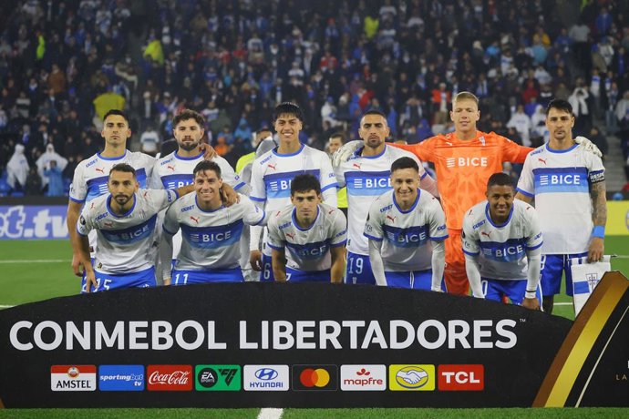 Futbol, Universidad Catolica vs Cruzeiro Fase de grupos, Copa Libertadores 2026. El equipo de Universidad Catolica es fotografiado durante el partido de copa libertadores por el grupo D contra Cruzeiro disputado en el estadio Claro Arena en Santiago,