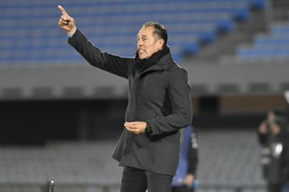 Futbol, Boston River vs OÕHigginsÊ Copa Sudamericana 2026. El entrenador de OÕHigginsÊ  Lucas Bovaglio es fotografiado durante el partido de la fecha 5 del grupo C de la Copa Sudamericana realizado en el estadio Centenario en Montevideo,