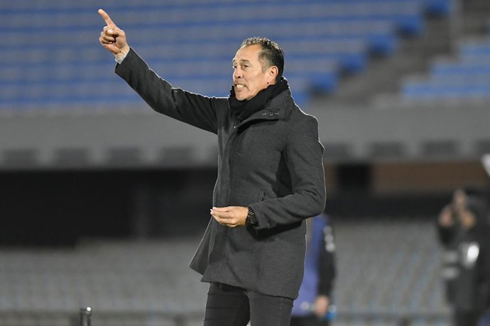 Futbol, Boston River vs OÕHigginsÊ Copa Sudamericana 2026. El entrenador de OÕHigginsÊ  Lucas Bovaglio es fotografiado durante el partido de la fecha 5 del grupo C de la Copa Sudamericana realizado en el estadio Centenario en Montevideo,