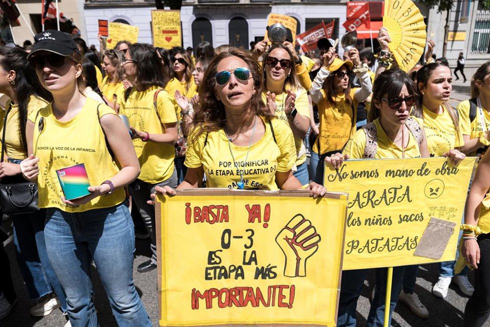 Decenas de personas durante una concentración de docentes de escuelas infantiles frente a la Consejería de Educación, Ciencia y Universidades, a 6 de mayo de 2026, en Madrid (España). La Plataforma Laboral de Escuelas Infantiles ha convocado una concentra