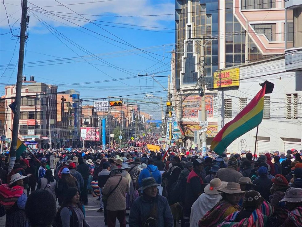 Archivo - Marcha sobre La Paz para exigir la dimisión del presidente de Bolivia, Rodrigo Paz