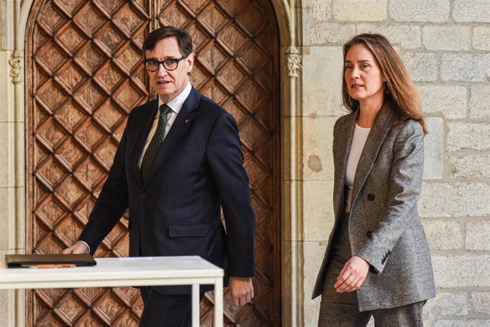 Archivo - El presidente de la Generalitat, Salvador Illa, y la presidenta de los Comuns en el Parlament, Jéssica Albiach, en el Palau de la Generalitat