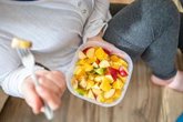 Foto: Alergias cruzadas: por qué te pica la boca al comer fruta si eres alérgico al polen