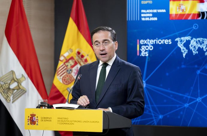 El ministro de Asuntos Exteriores, Unión Europea y Cooperación, José Manuel Albares, comparece junto al ministro de Asuntos Exteriores, Cooperación Internacional y Egipcios en el Extranjero, Badr Abdelaty, ante los medios en una rueda de prensa conjunta, 