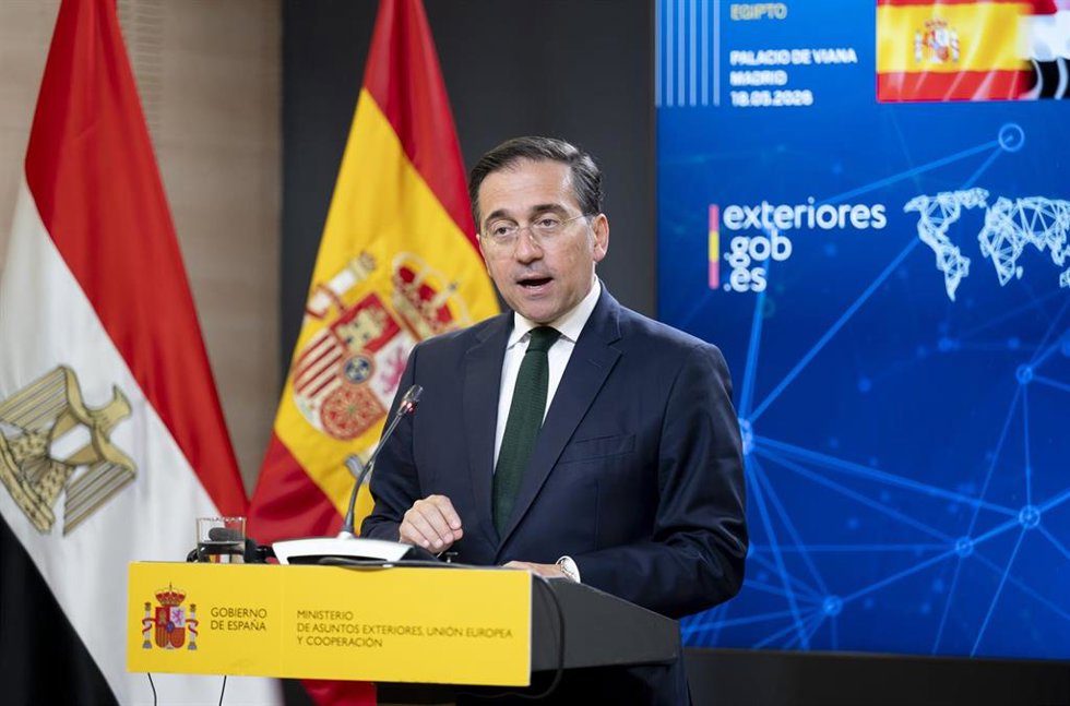 El ministro de Asuntos Exteriores, Unión Europea y Cooperación, José Manuel Albares, comparece junto al ministro de Asuntos Exteriores, Cooperación Internacional y Egipcios en el Extranjero, Badr Abdelaty, ante los medios en una rueda de prensa conjunta,