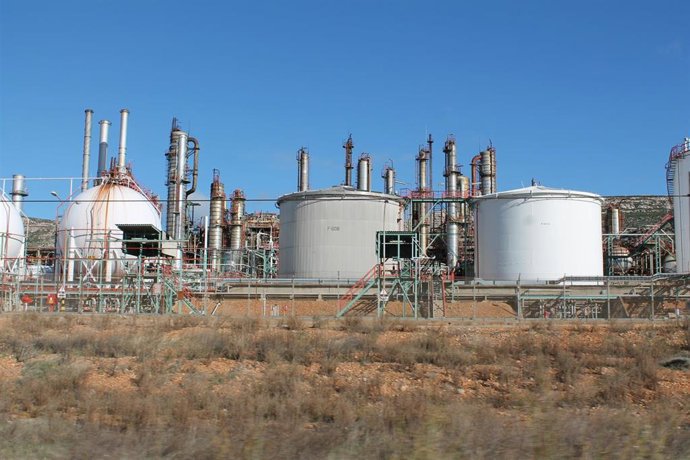 Archivo - Complejo petroquímico en Puertollano.