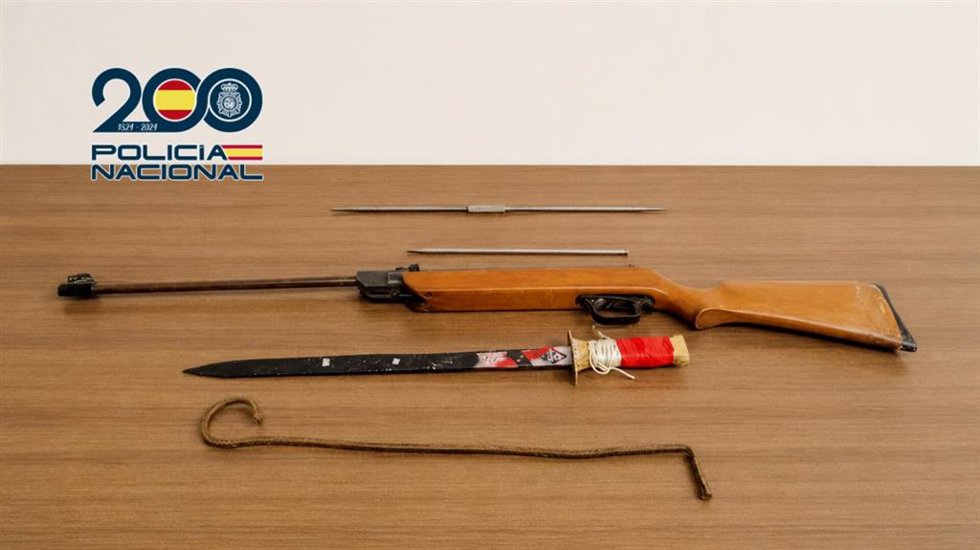 Armas y objetos punzantes que tenía el detenido