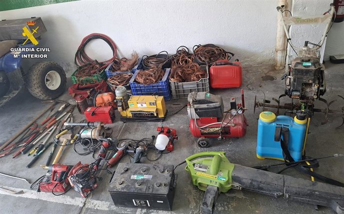 Materiales y herramientas incautadas durante el operativo.
